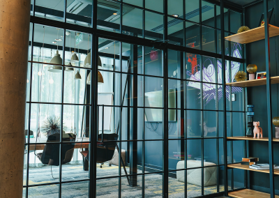 Ściana loftowa Hotel Moxy Szczecin