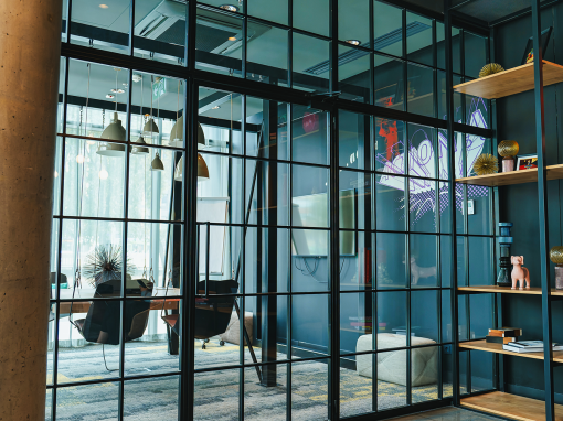 Ściana loftowa Hotel Moxy Szczecin